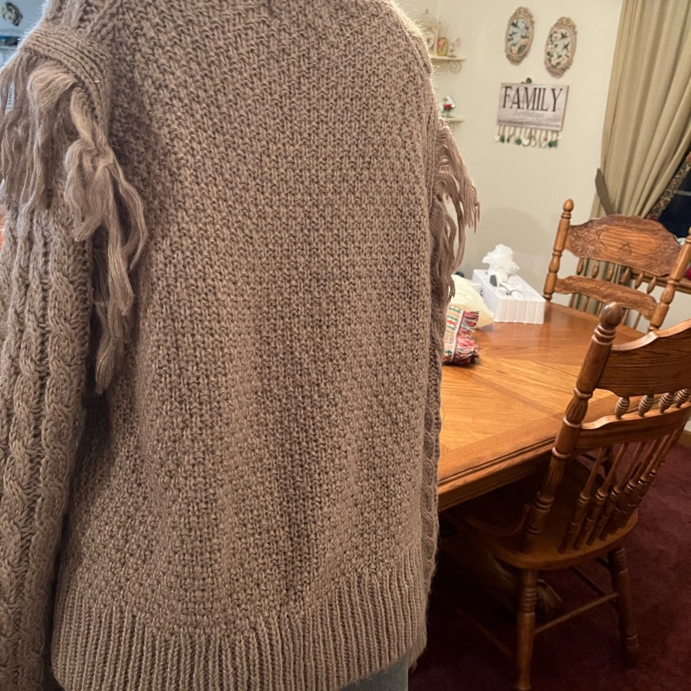 Absolutely beautiful new sweater size Medium - Picture 9 of 12